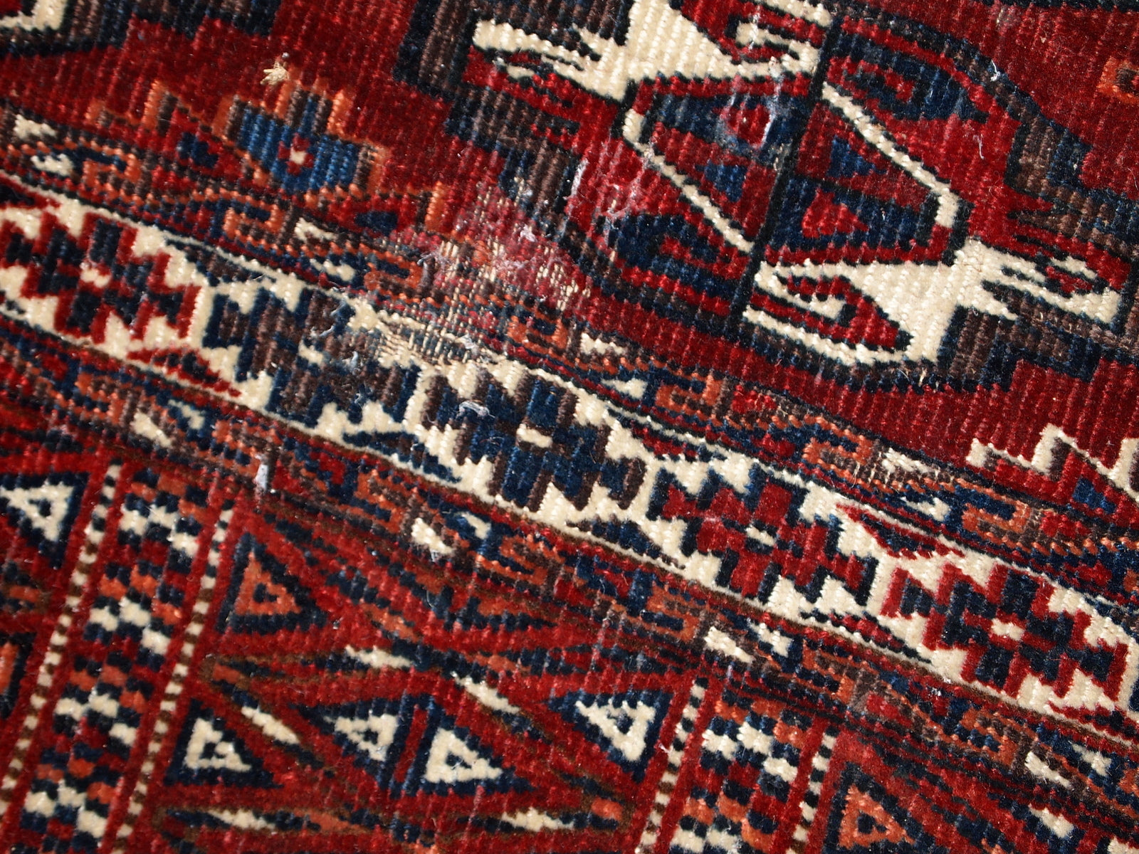 Handmade antique collectible Yomud torba bag from Turkmenistan. The bag is from the beginning of 19th century in original condition, it has a hole and some age wear.