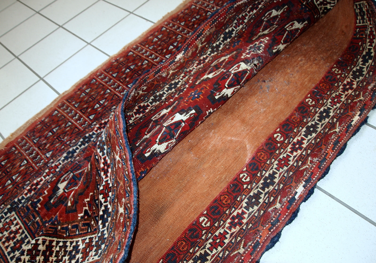 Handmade antique collectible Yomud torba bag from Turkmenistan. The bag is from the beginning of 19th century in original condition, it has a hole and some age wear.