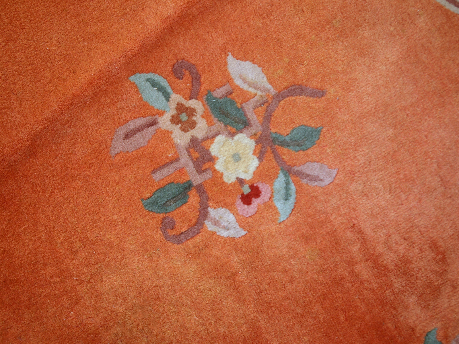 Handmade vintage Art Deco Chinese rug in original condition, the rug is from the middle of 20th century. 
