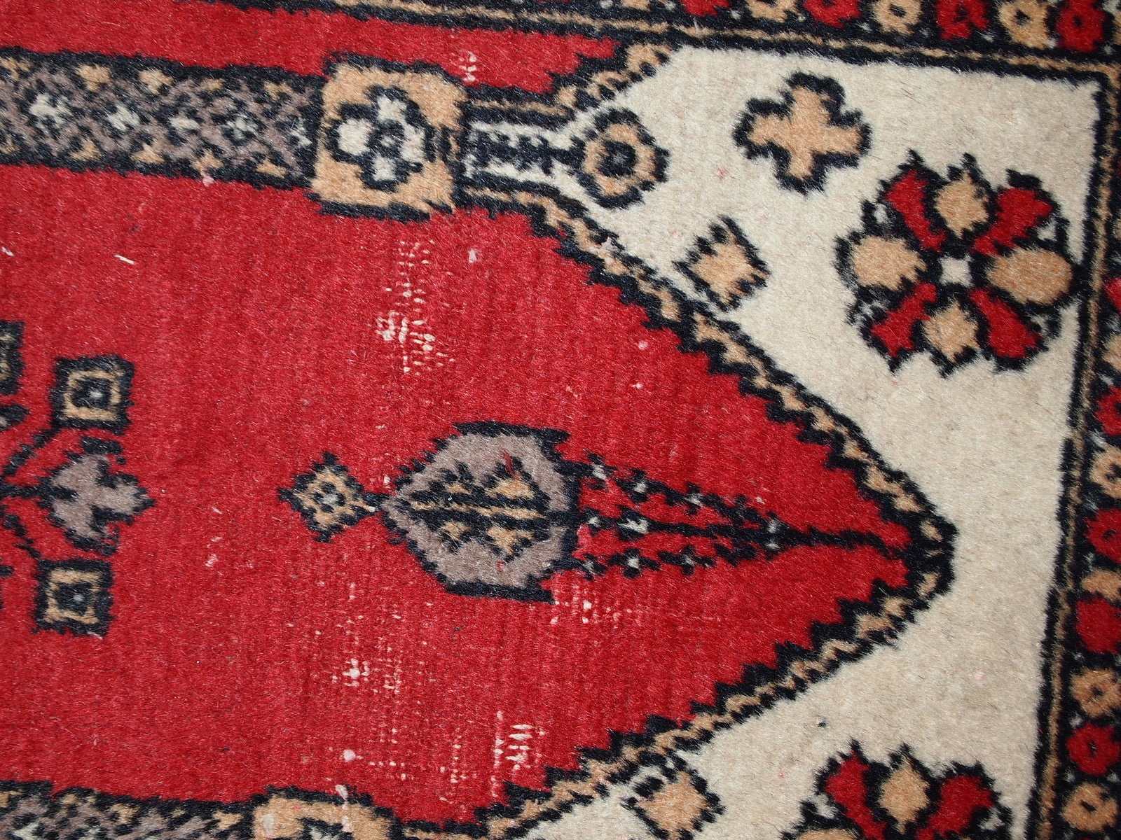 Vintage handmade Pakistani Lahore praying rug in original condition, it has some low pile. The rug is from the middle of 20th century.