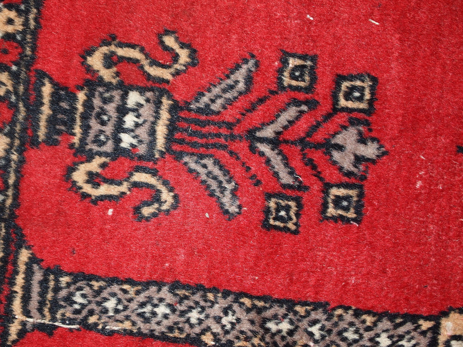 Vintage handmade Pakistani Lahore praying rug in original condition, it has some low pile. The rug is from the middle of 20th century.