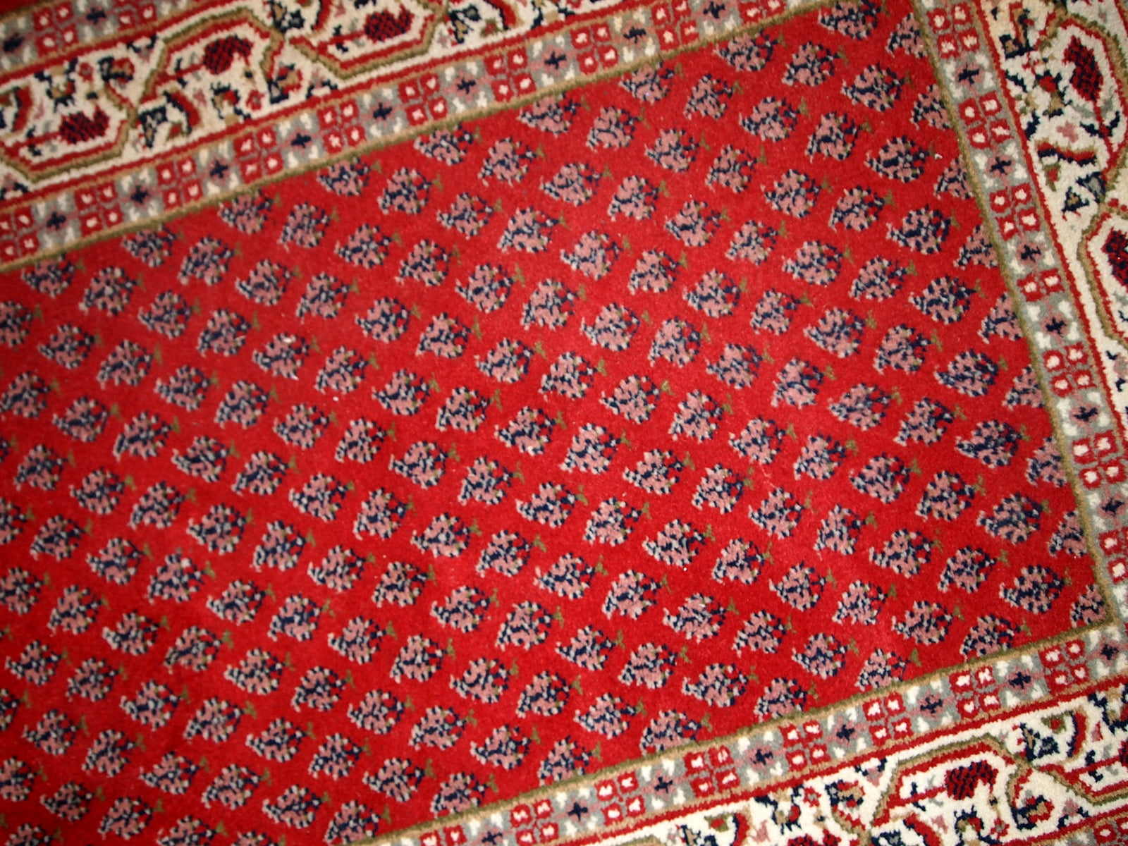 Vintage handmade Indo-Seraband rug from the end of 20th century. The rug is in original good condition. It is in traditional classic design.