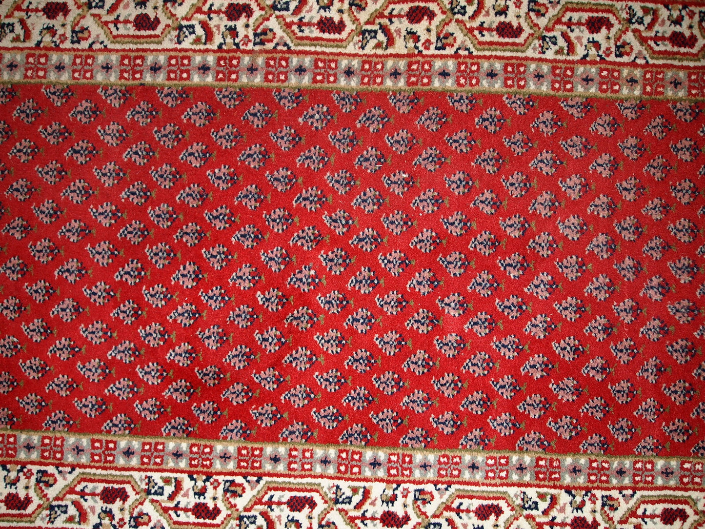 Vintage handmade Indo-Seraband rug from the end of 20th century. The rug is in original good condition. It is in traditional classic design.