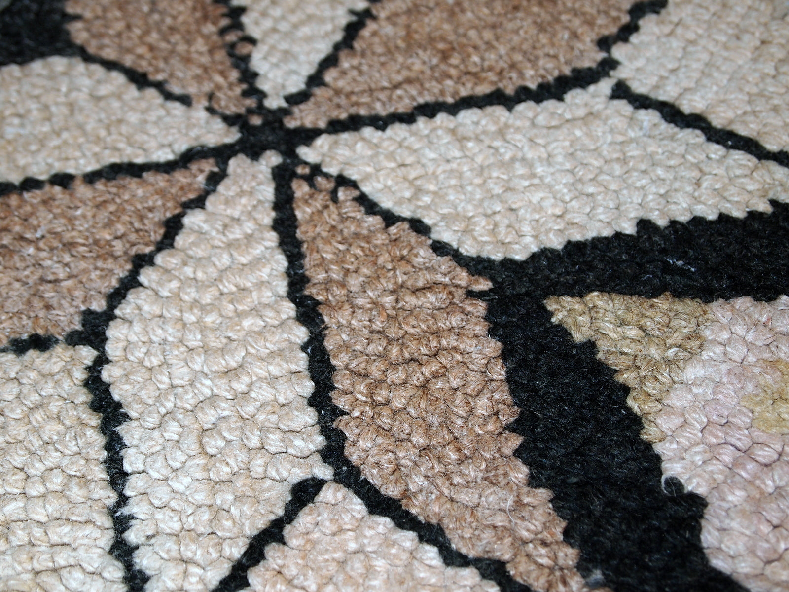 Handmade antique American hooked rug  1930s