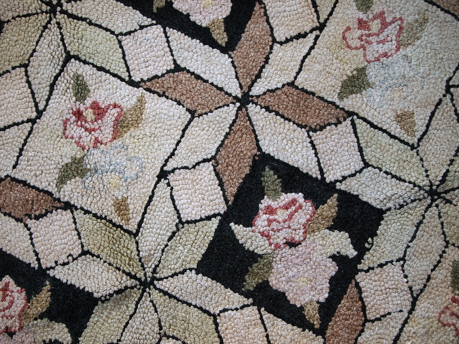 Handmade antique American hooked rug in geometric design. The rug is from the beginning of 20th century in original good condition.