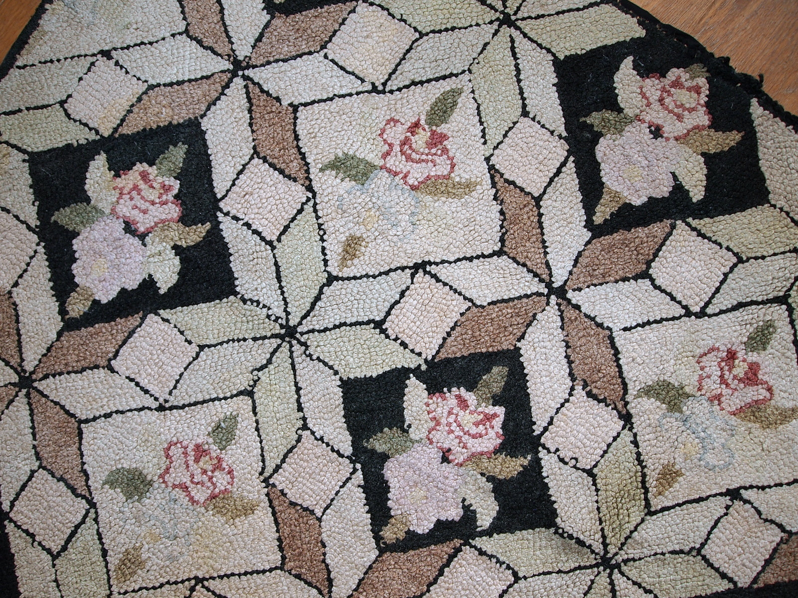 Handmade antique American hooked rug in geometric design. The rug is from the beginning of 20th century in original good condition.