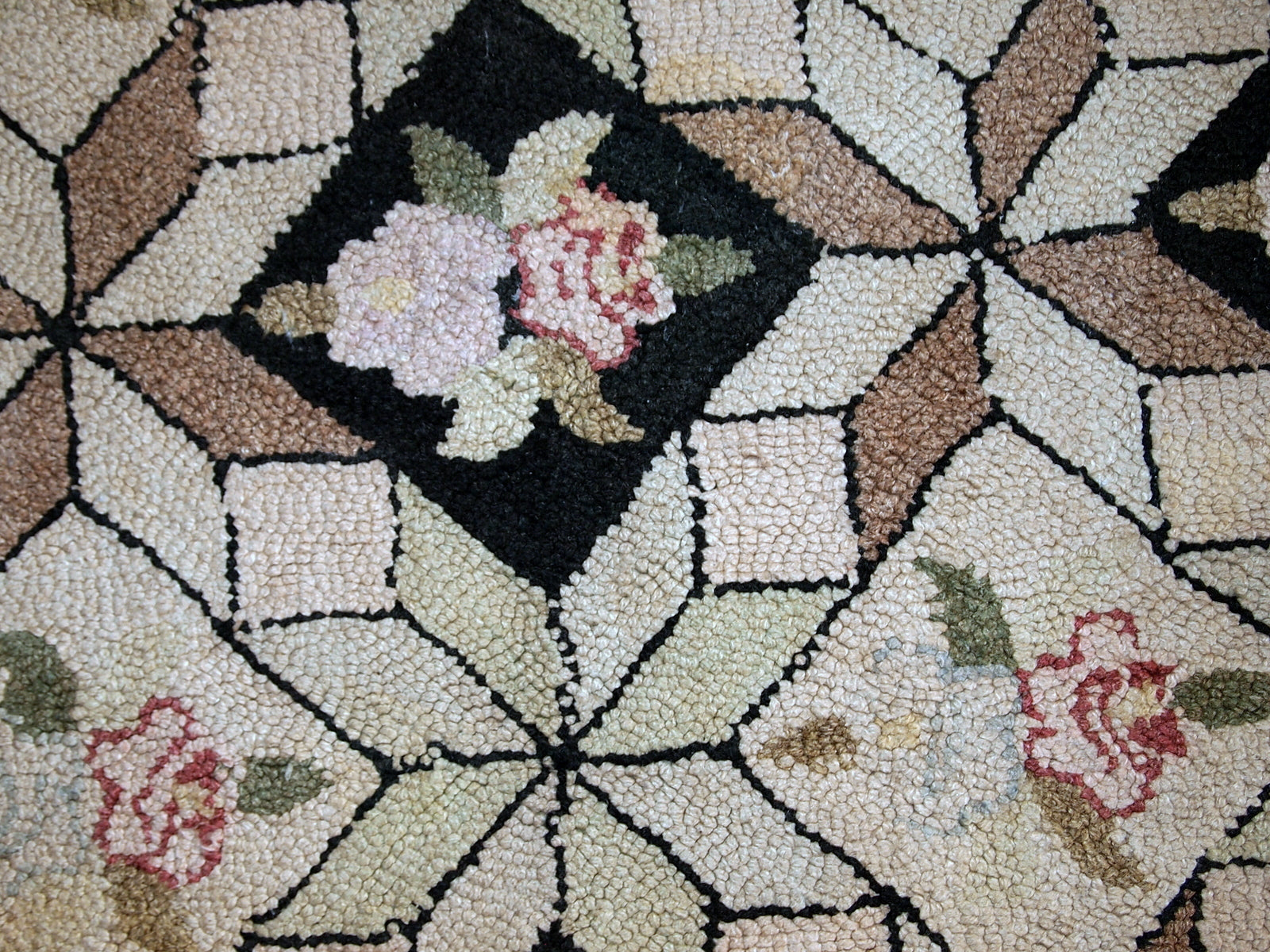 Handmade antique American hooked rug in geometric design. The rug is from the beginning of 20th century in original good condition.
