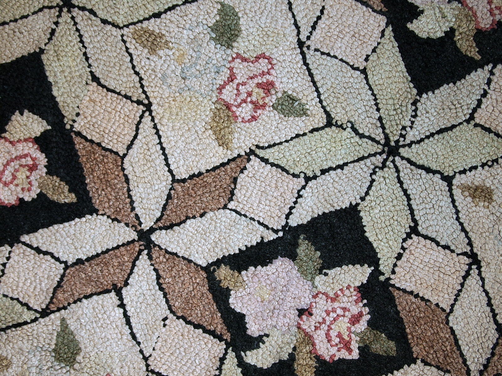 Handmade antique American hooked rug in geometric design. The rug is from the beginning of 20th century in original good condition.