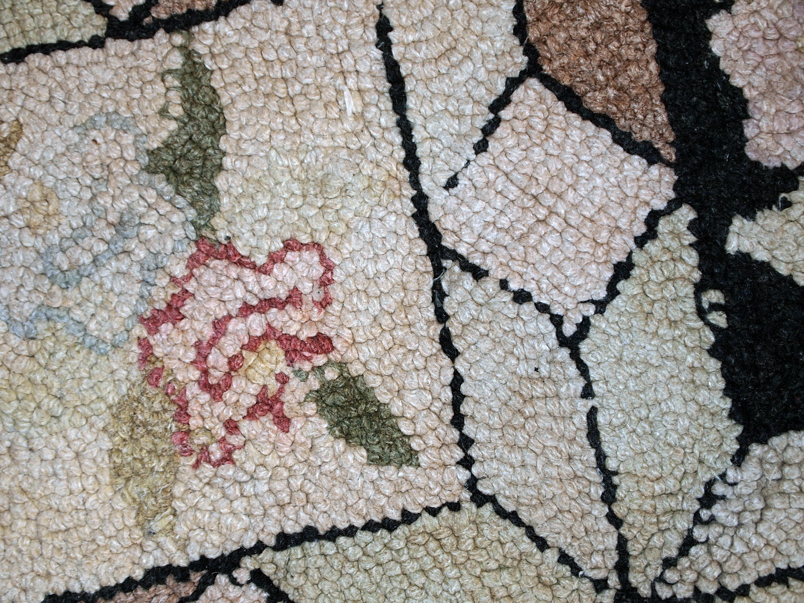 Handmade antique American hooked rug in geometric design. The rug is from the beginning of 20th century in original good condition.