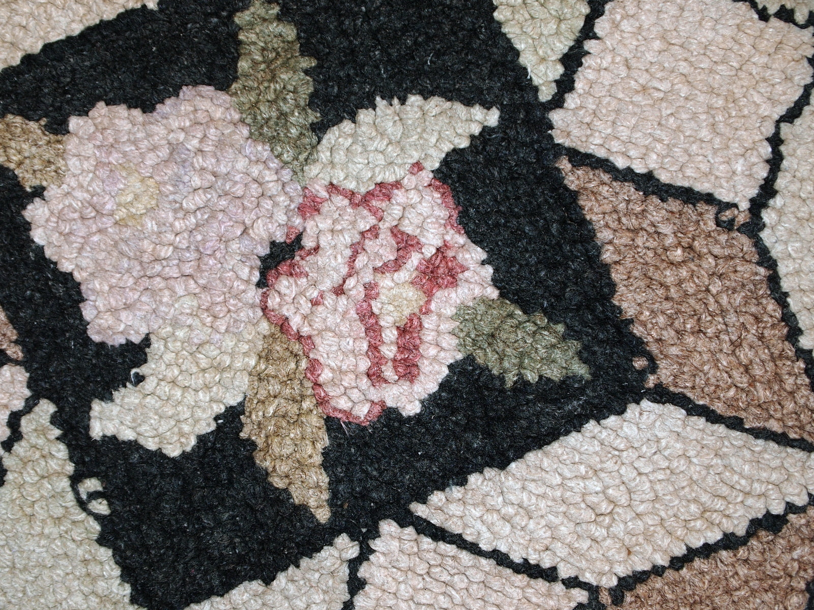 Handmade antique American hooked rug in geometric design. The rug is from the beginning of 20th century in original good condition.