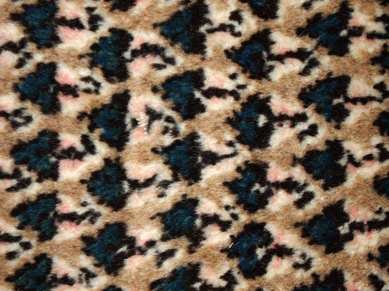 Handmade vintage Indian rug with Middle Eastern Seraband design. The rug is made in the end of 20th century, it is in original good condition.