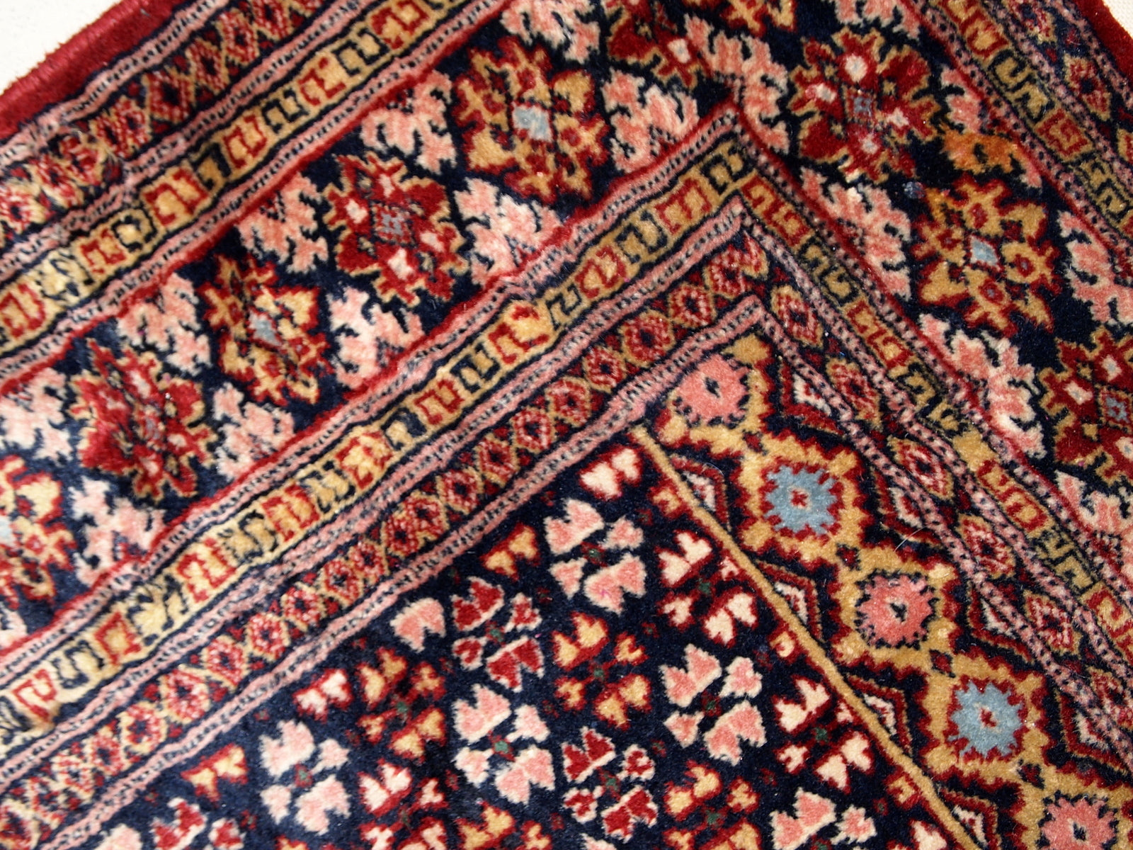 Handmade vintage Pakistani Lahore praying rug in original good condition, it has a little signs of age on one side. The rug is from the middle of 20th century in bright colors. The wool is shiny.