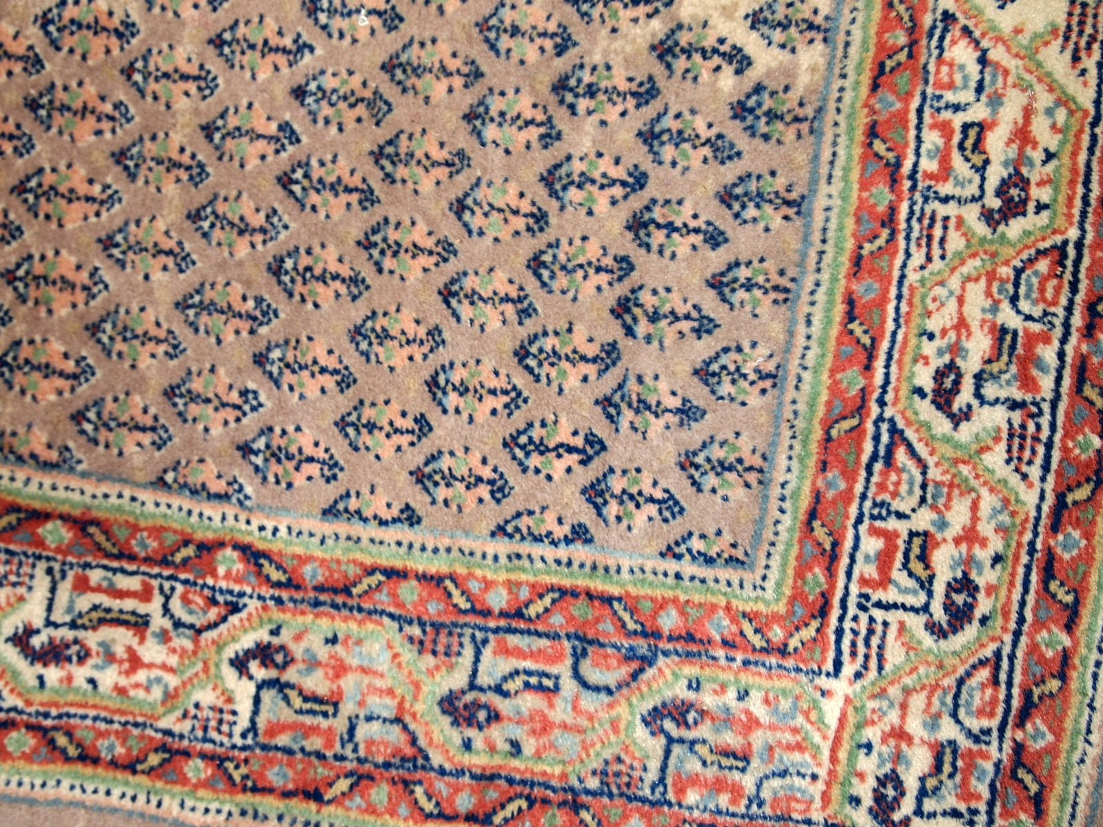 Handmade vintage Indian Seraband runner in original condition, it has some age discolorations. The rug is from the end of 20th century.