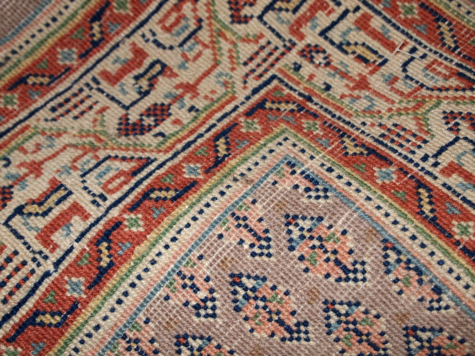 Handmade vintage Indian Seraband runner in original condition, it has some age discolorations. The rug is from the end of 20th century.
