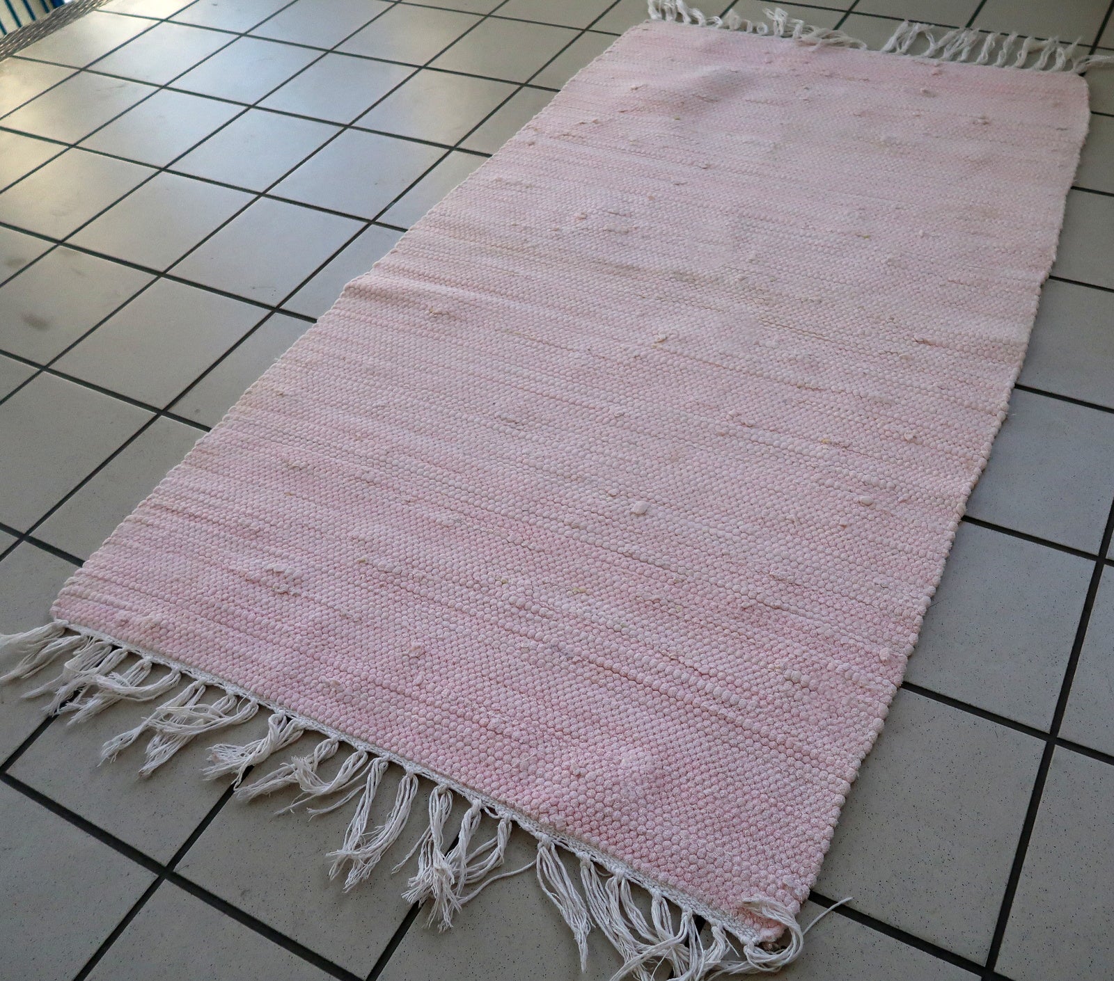 Handmade vintage kilim in original good condition. The kilim is in pink shade. It has been made out of cotton. Vert simple, plain design.