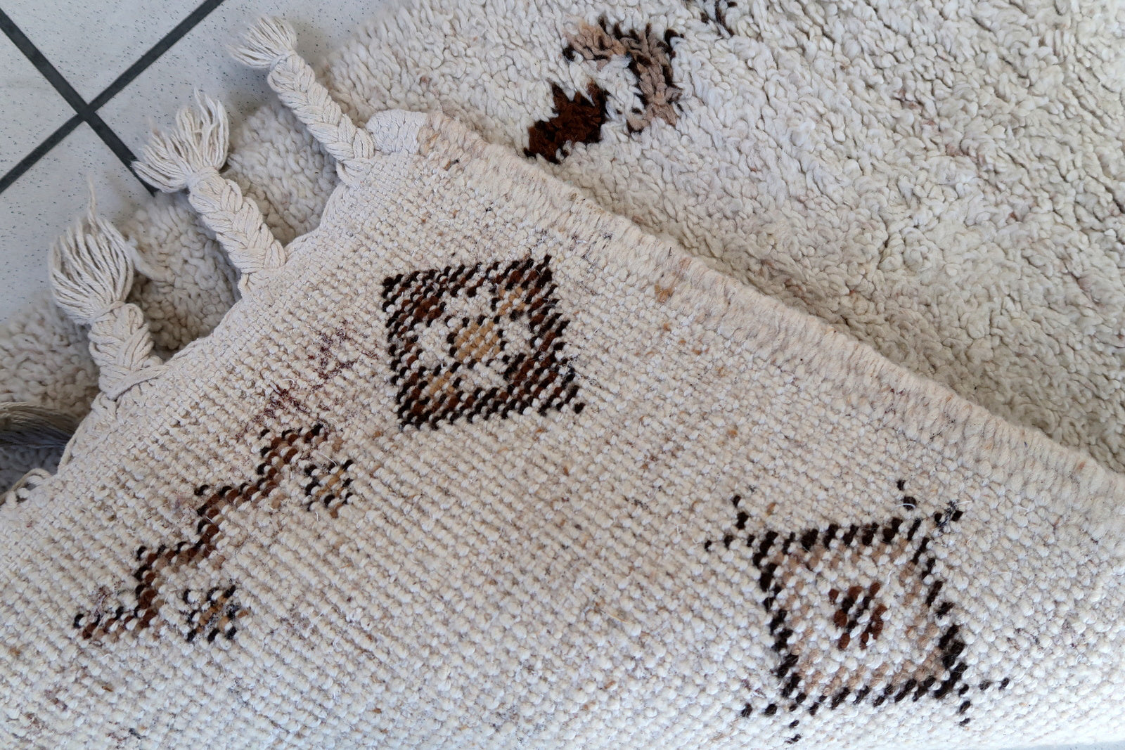 Handmade vintage Moroccan Berber rug in original good condition. The rug has been made in white wool, it is from circa1970s.