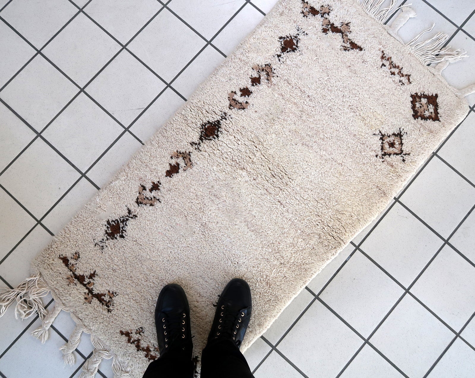 Handmade vintage Moroccan Berber rug in original good condition. The rug has been made in white wool, it is from circa1970s.