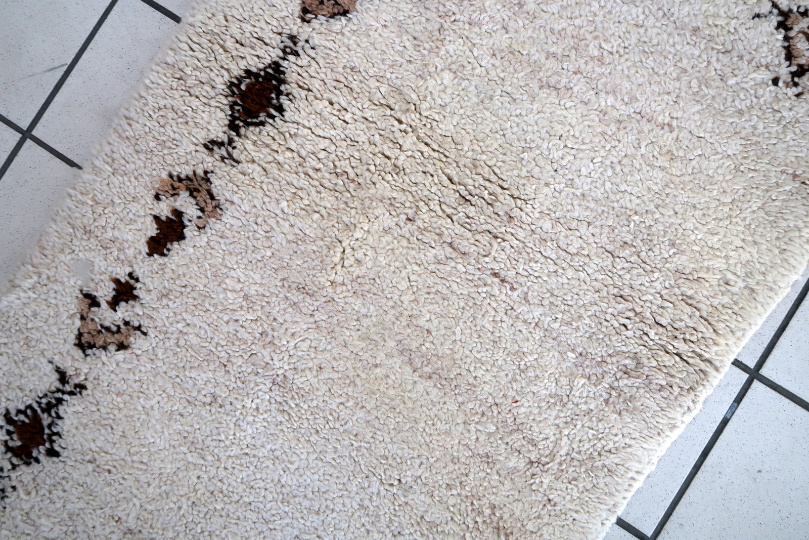 Handmade vintage Moroccan Berber rug in original good condition. The rug has been made in white wool, it is from circa1970s.