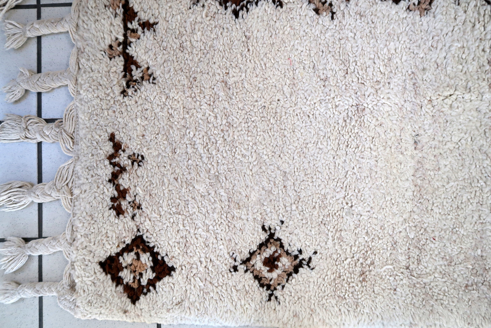 Handmade vintage Moroccan Berber rug in original good condition. The rug has been made in white wool, it is from circa1970s.