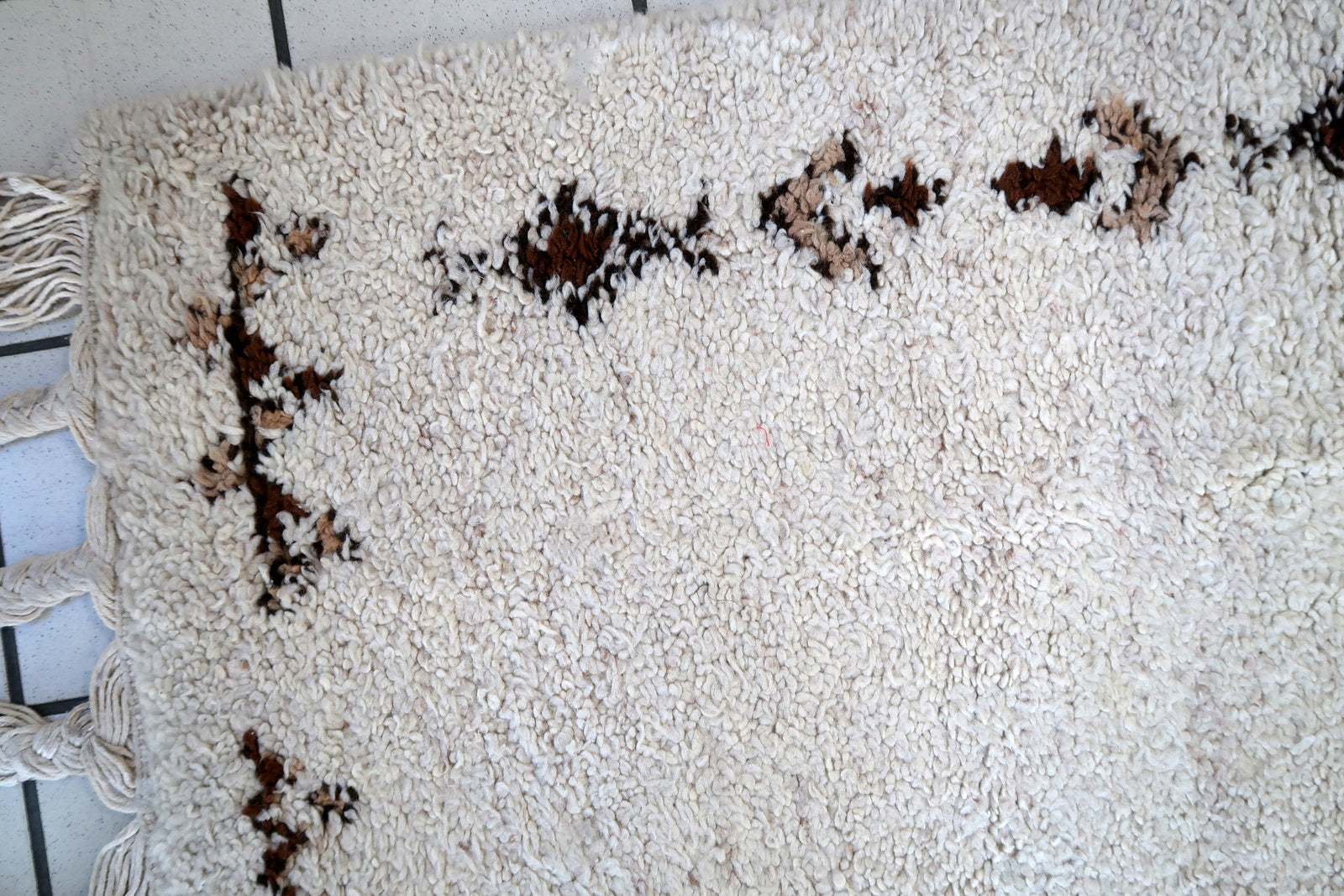 Handmade vintage Moroccan Berber rug in original good condition. The rug has been made in white wool, it is from circa1970s.