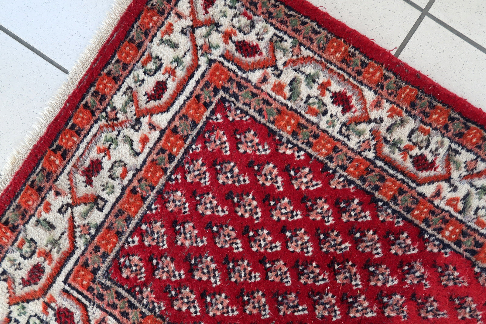 Handmade vintage Indian Seraband rug in original good condition. The rug has been made in Indiain traditional pattern, it is from circa1970s.