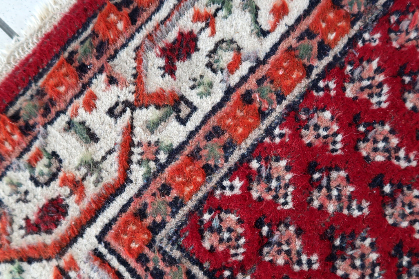 Handmade vintage Indian Seraband rug in original good condition. The rug has been made in Indiain traditional pattern, it is from circa1970s.