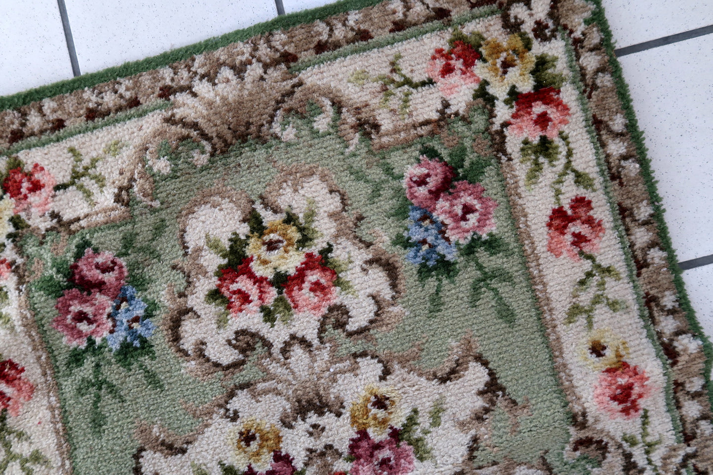 Vintage French Savonnerie rug in green and beige colors. The rug has been made in the end of 20th century. It is in original good condition. The rug is machine made.