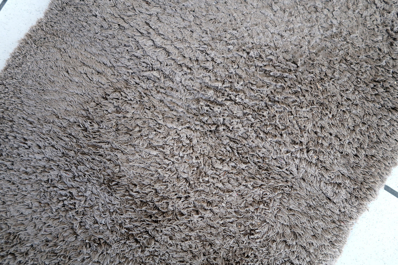 Vintage German Modern rug in grey shade. The rug has been made in the end of 20th century. It is in original good condition. The rug is machine made.