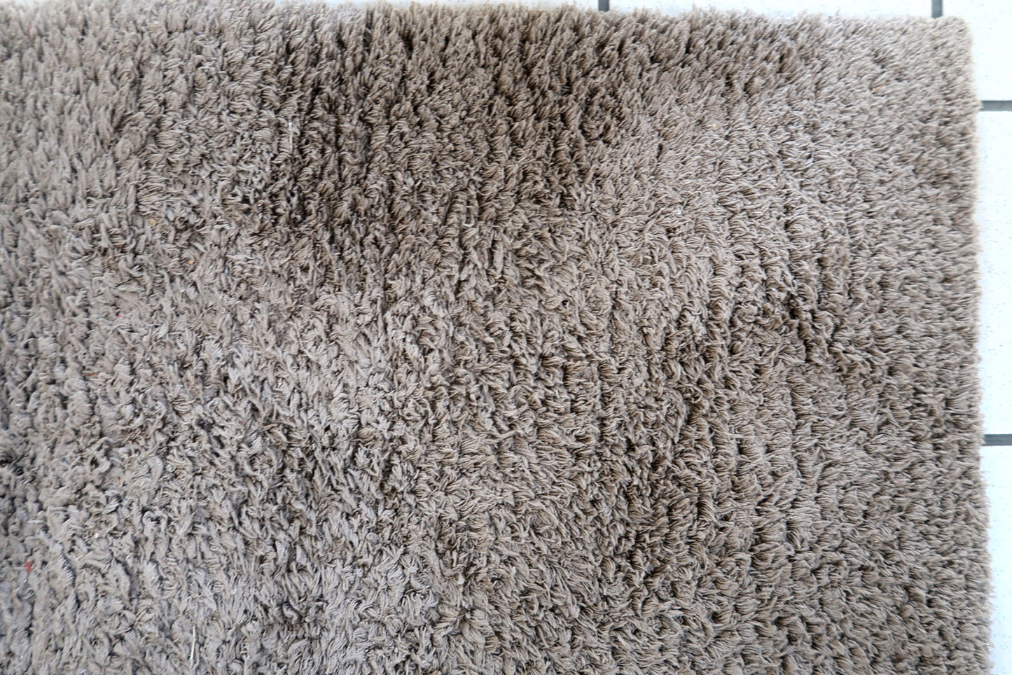 Vintage German Modern rug in grey shade. The rug has been made in the end of 20th century. It is in original good condition. The rug is machine made.