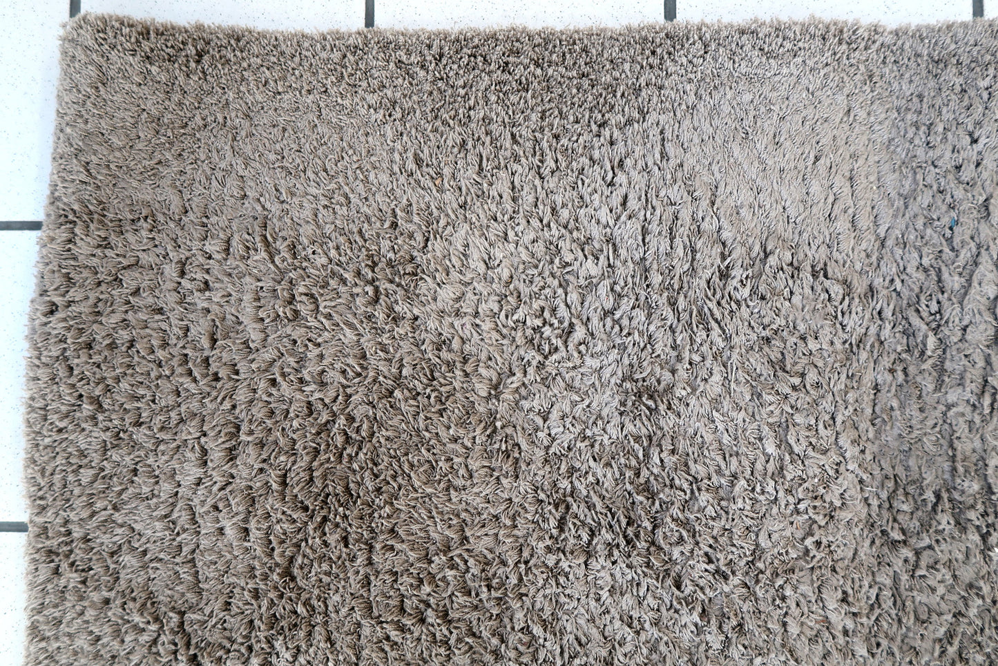 Vintage German Modern rug in grey shade. The rug has been made in the end of 20th century. It is in original good condition. The rug is machine made.