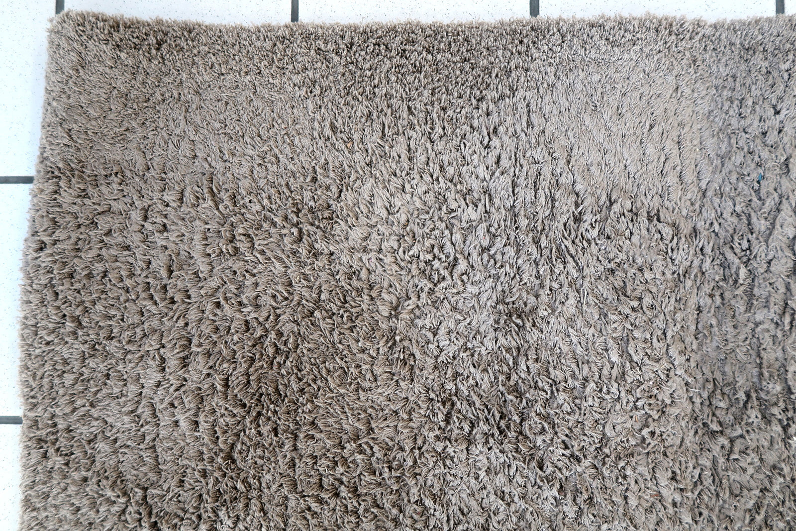 Vintage German Modern rug in grey shade. The rug has been made in the end of 20th century. It is in original good condition. The rug is machine made.