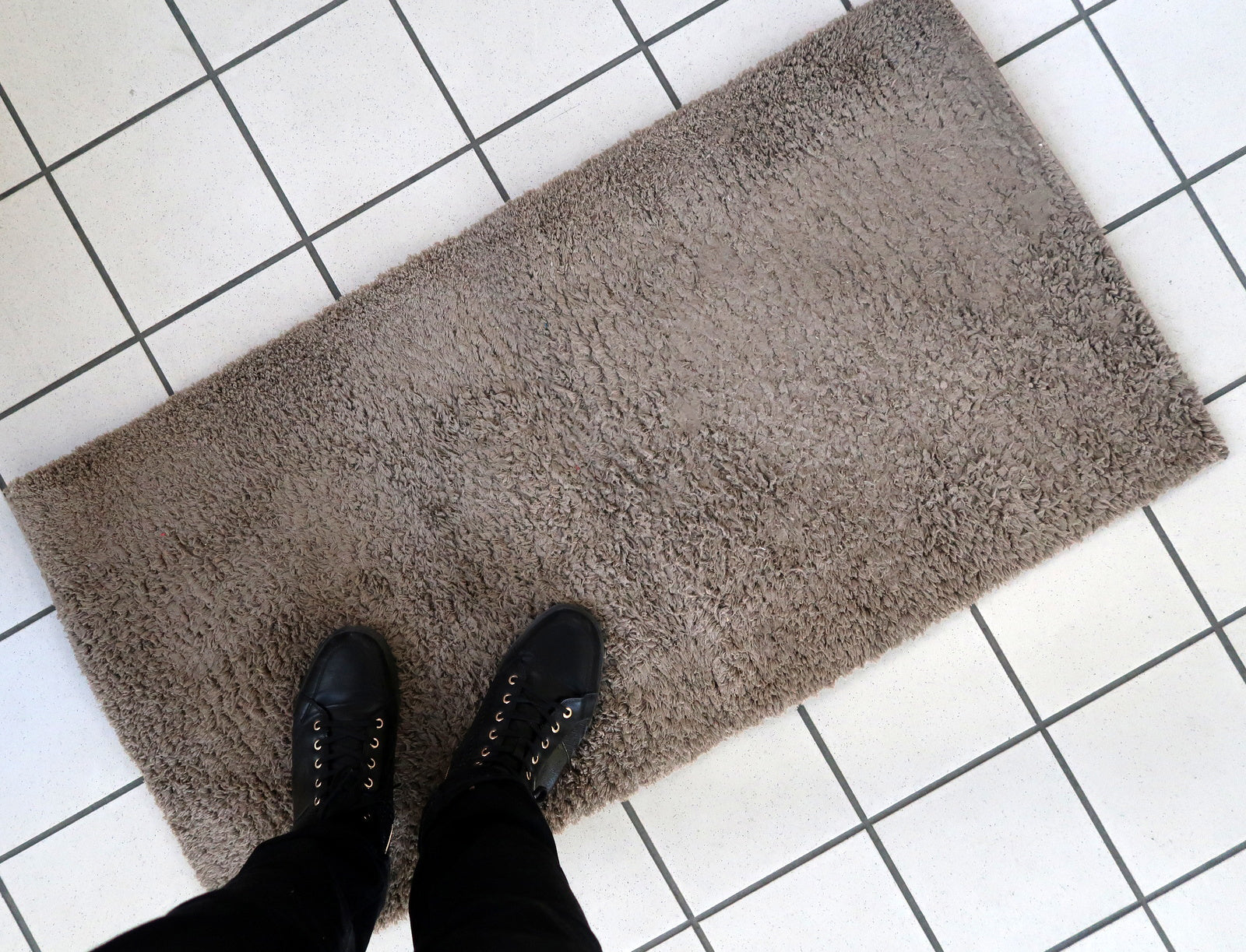 Vintage German Modern rug in grey shade. The rug has been made in the end of 20th century. It is in original good condition. The rug is machine made.