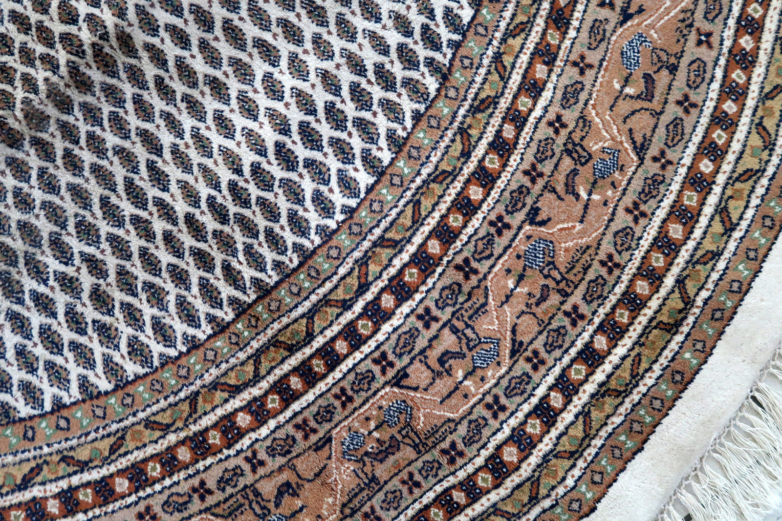 Handmade vintage Indian Seraband round rug in original condition, has some sign of age. The rug has been made in wool in the end of 20th century.