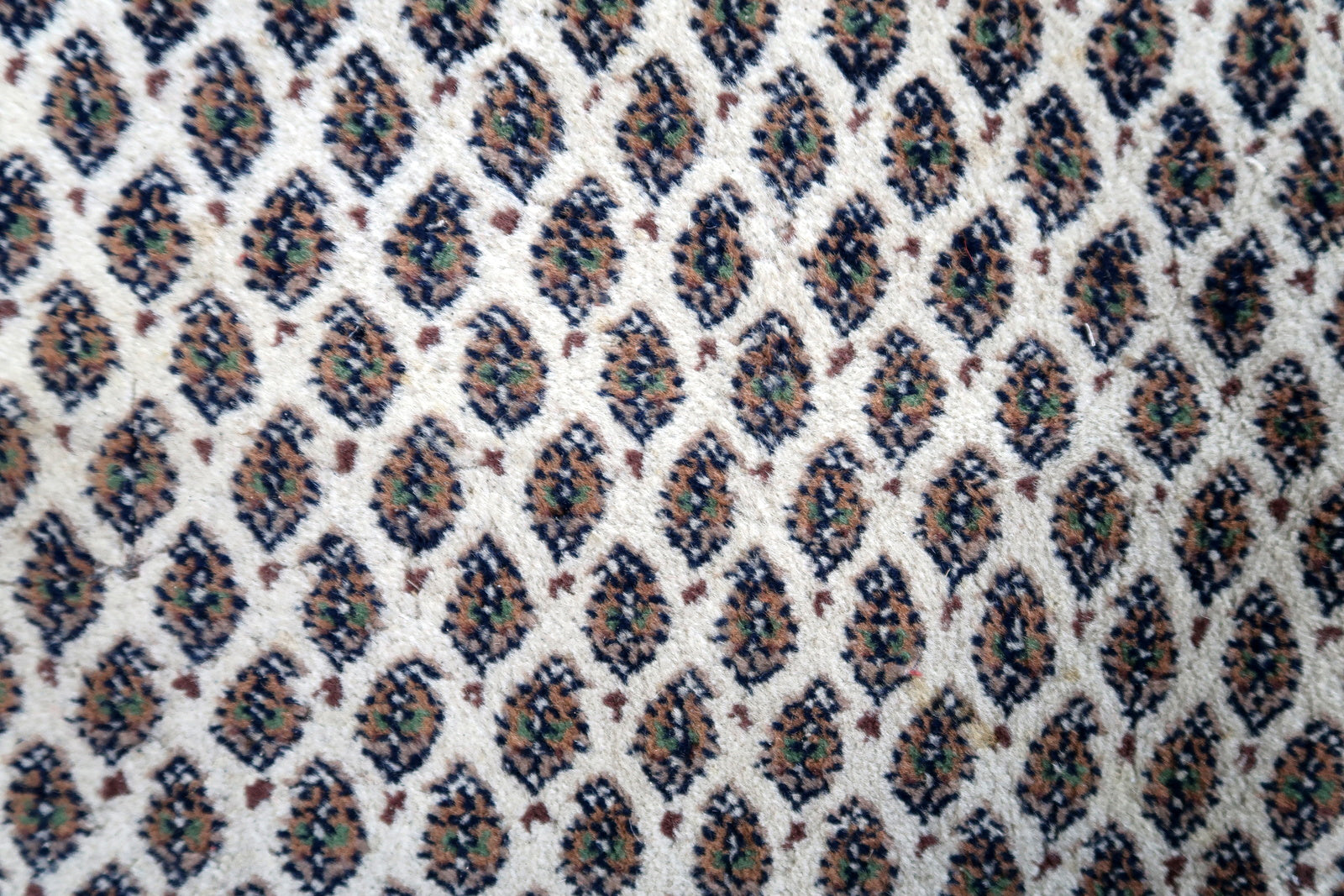 Handmade vintage Indian Seraband round rug in original condition, has some sign of age. The rug has been made in wool in the end of 20th century.