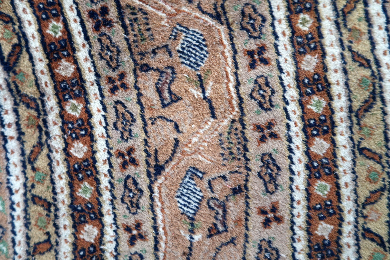 Handmade vintage Indian Seraband round rug in original condition, has some sign of age. The rug has been made in wool in the end of 20th century.