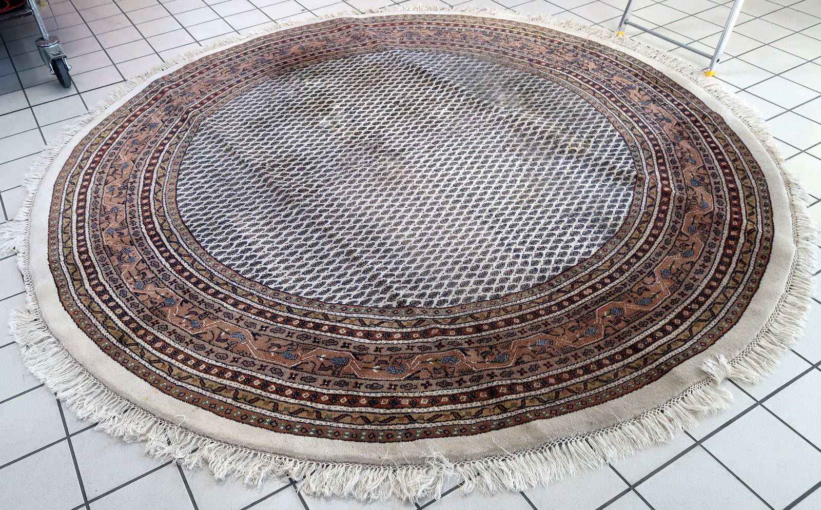 Handmade vintage Indian Seraband round rug in original condition, has some sign of age. The rug has been made in wool in the end of 20th century.