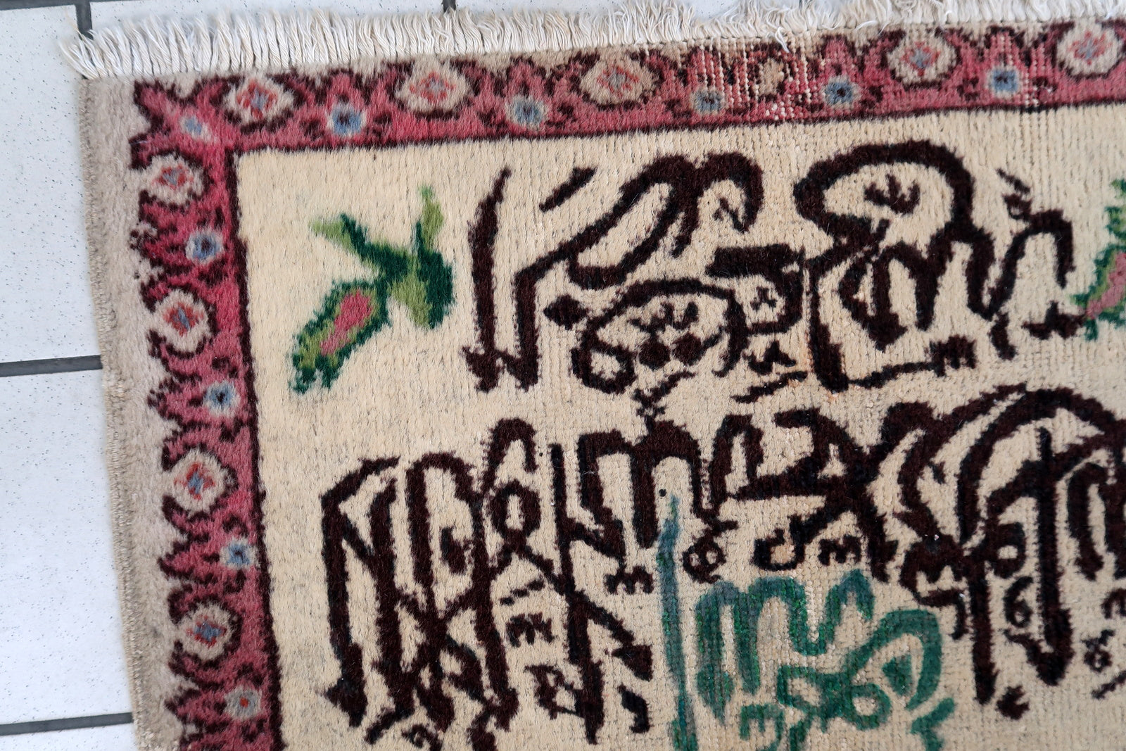 Handmade vintage Turkish Sivas mat in original condition, it has some signs of age. The rug has been made in wool in the middle of 20th century.