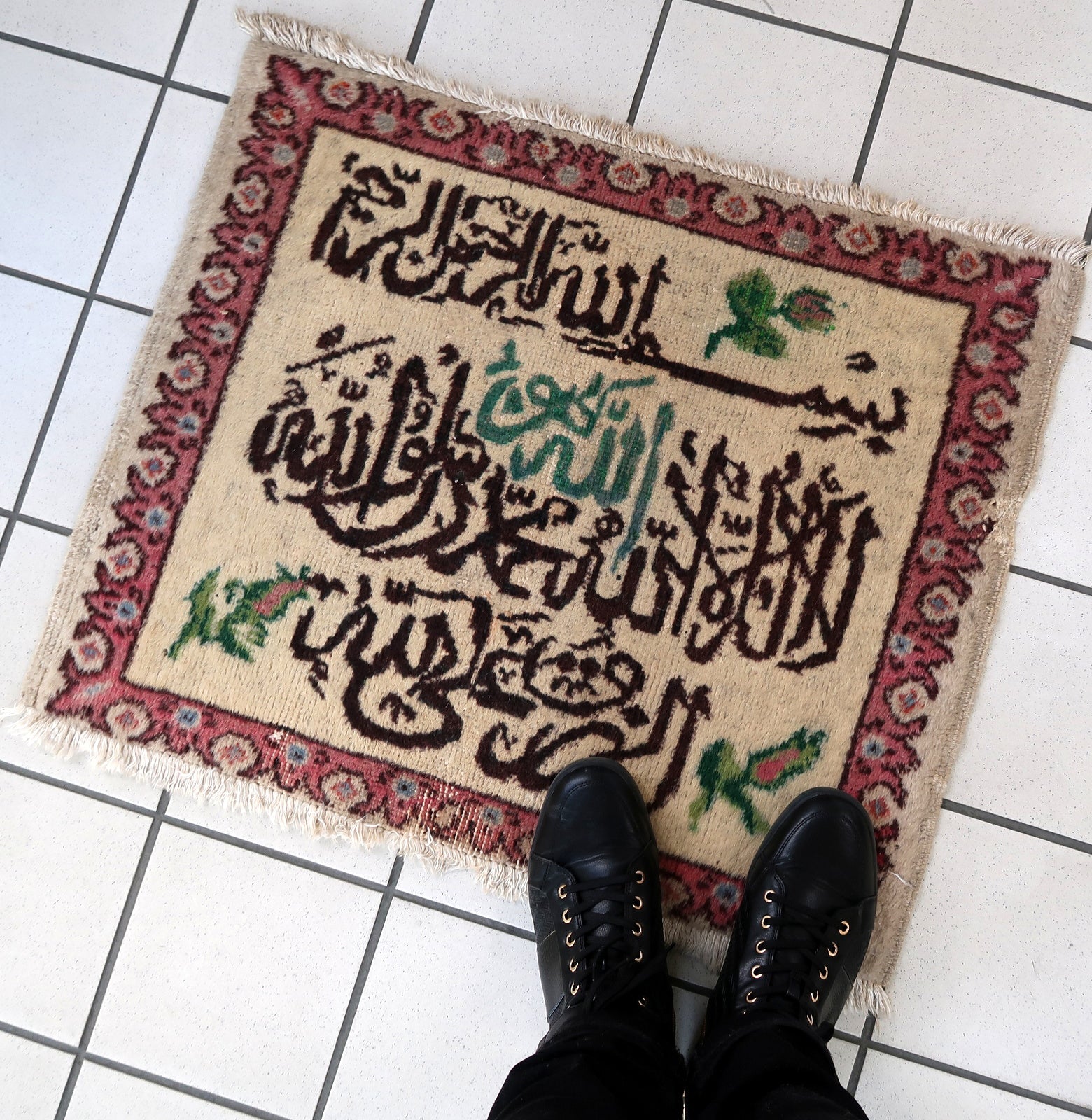 Handmade vintage Turkish Sivas mat in original condition, it has some signs of age. The rug has been made in wool in the middle of 20th century.