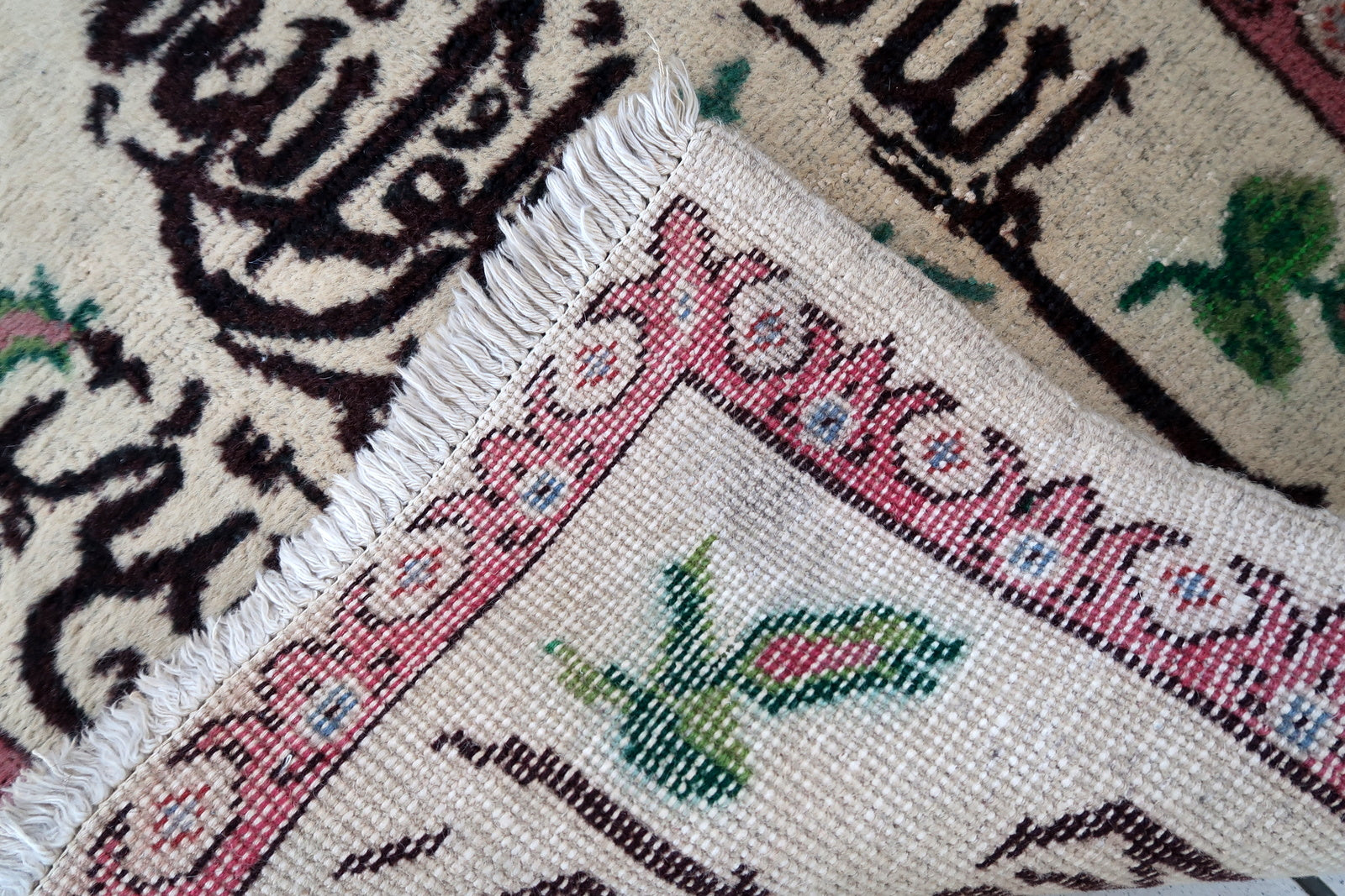 Handmade vintage Turkish Sivas mat in original condition, it has some signs of age. The rug has been made in wool in the middle of 20th century.