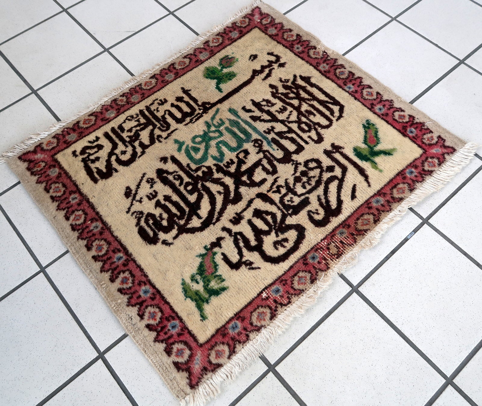 Handmade vintage Turkish Sivas mat in original condition, it has some signs of age. The rug has been made in wool in the middle of 20th century.