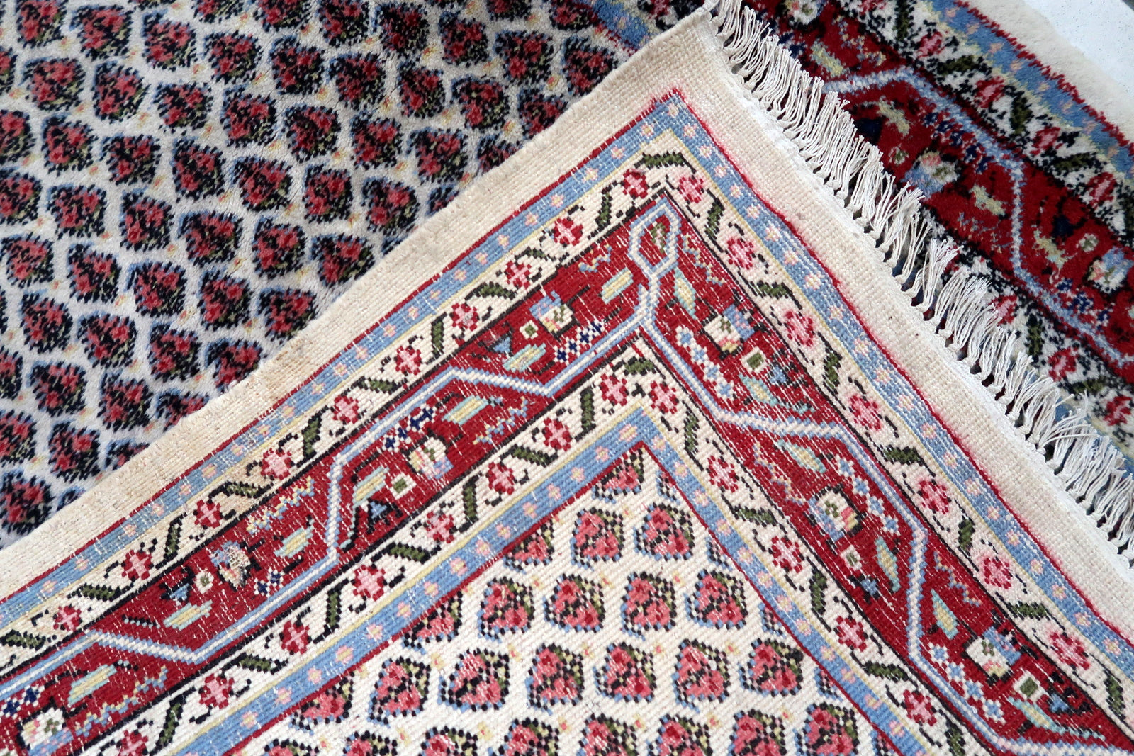 Handmade vintage Indian Seraband rug in original good condition. The rug has been made in wool in the end of 20th century.