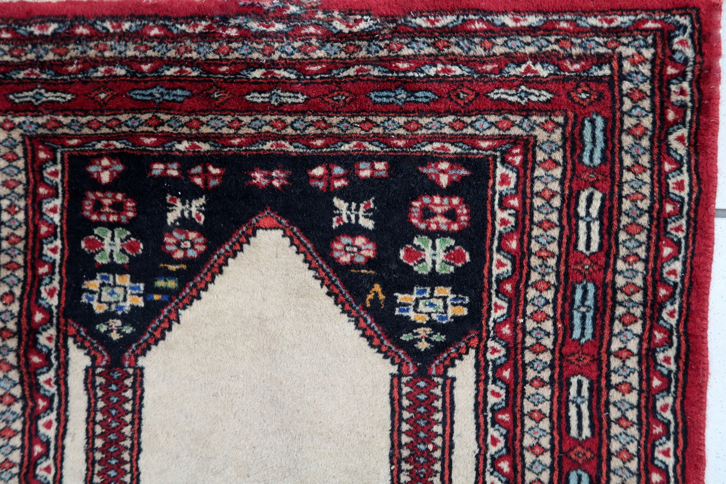 Handmade vintage Pakistani Lahore prayer rug 1970s