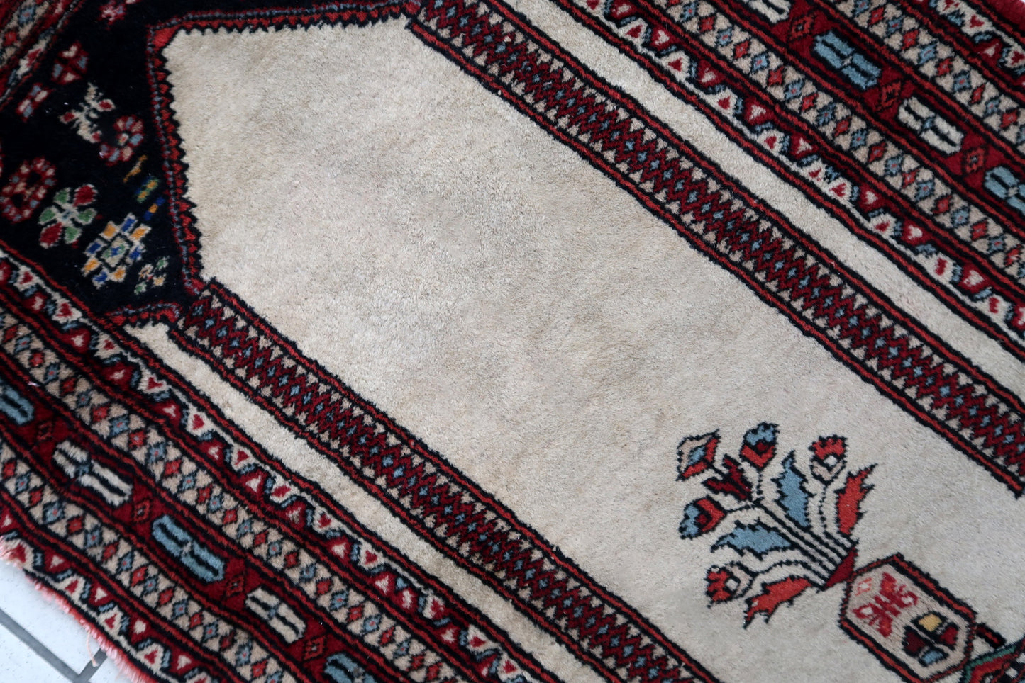 Handmade vintage Pakistani Lahore prayer rug 1970s