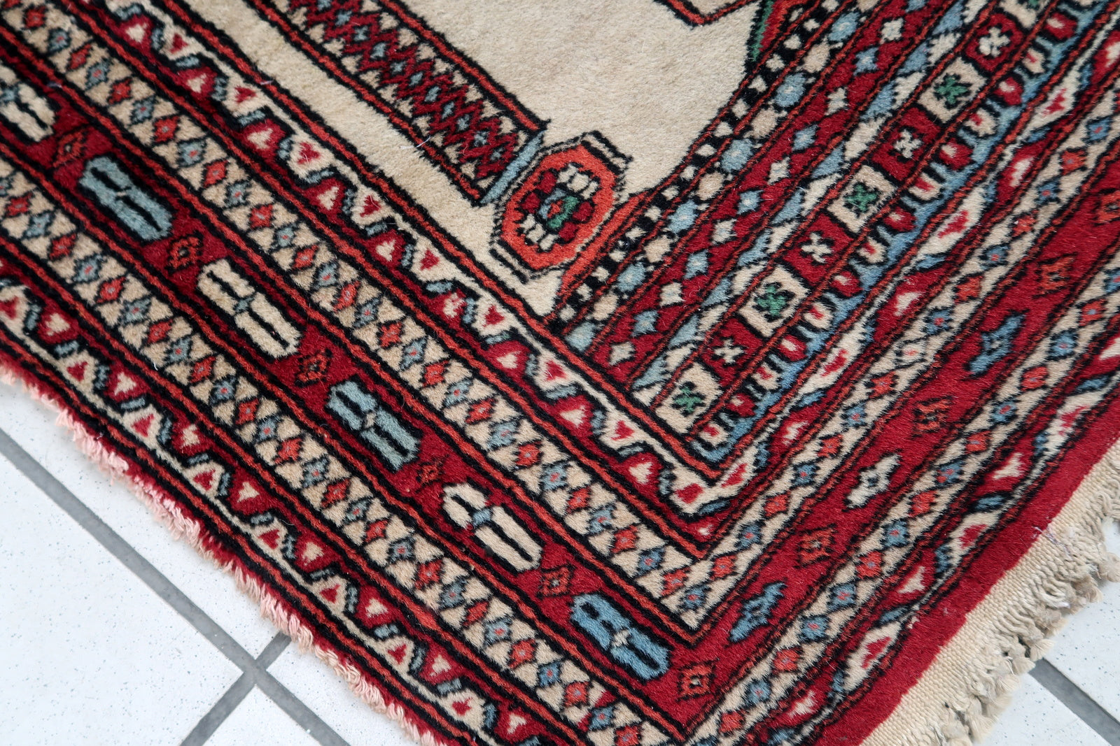Handmade vintage Pakistani Lahore rug in prayer design. The rug is from the end of 20th century made in wool. The rug is in original condition, has some damages on the sides (we will secure the ends).