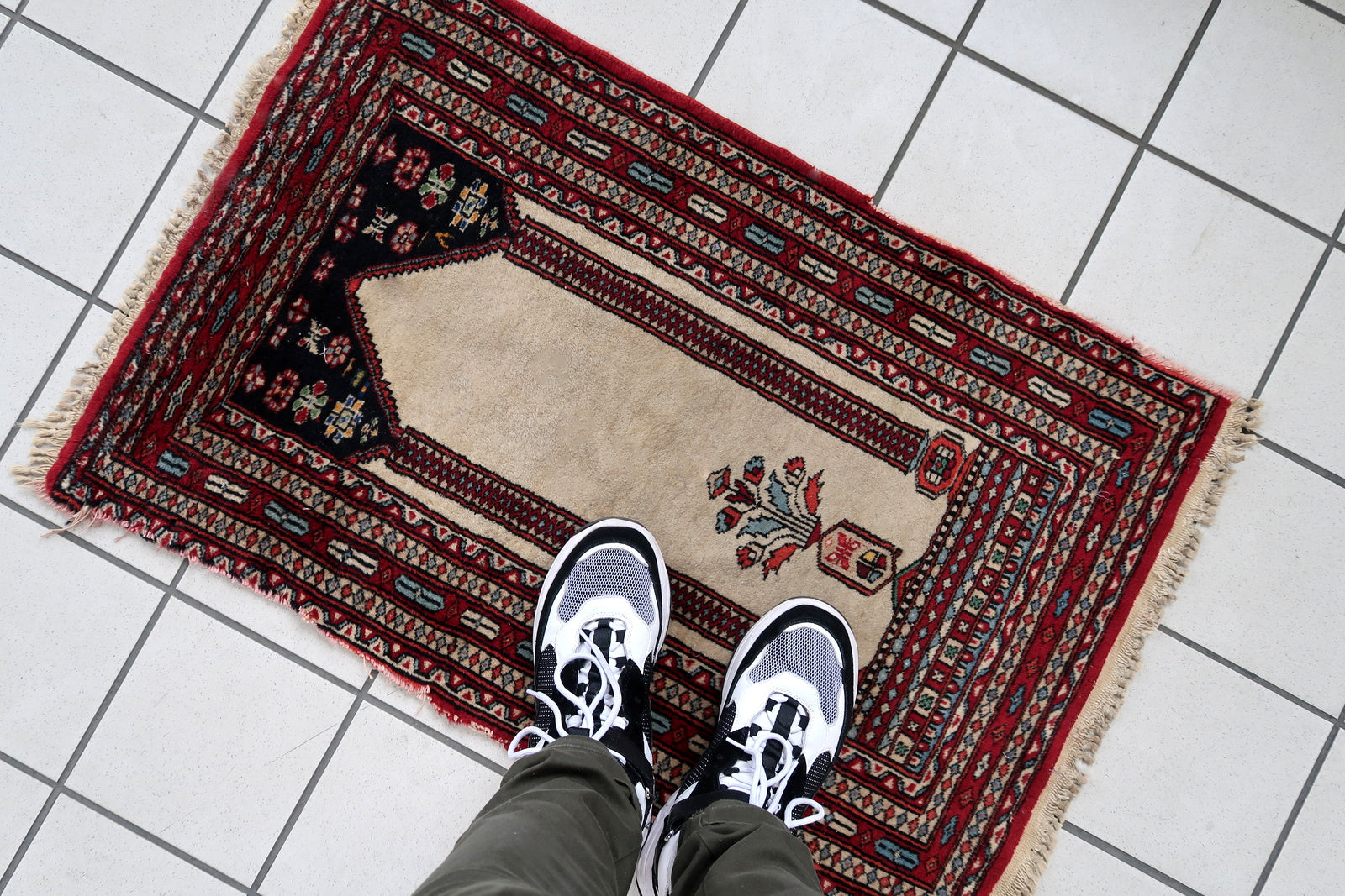 Handmade vintage Pakistani Lahore rug in prayer design. The rug is from the end of 20th century made in wool. The rug is in original condition, has some damages on the sides (we will secure the ends).