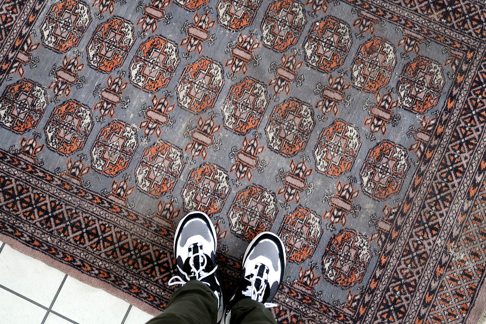 Handmade vintage Uzbek Bukhara rug in traditional design. The rug is from the end of 20th century made in wool. The rug is in original condition, has some low pile.