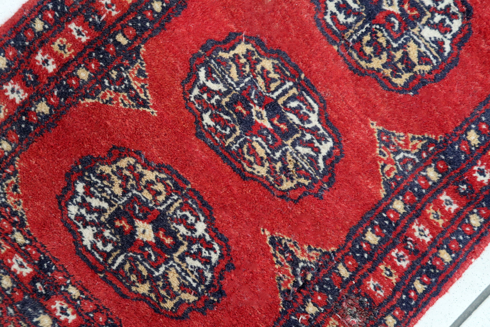 Handmade vintage Pakistani Lahore mat in traditional medallion design. The rug has been made in wool in the end of 20th century. It is in original good condition