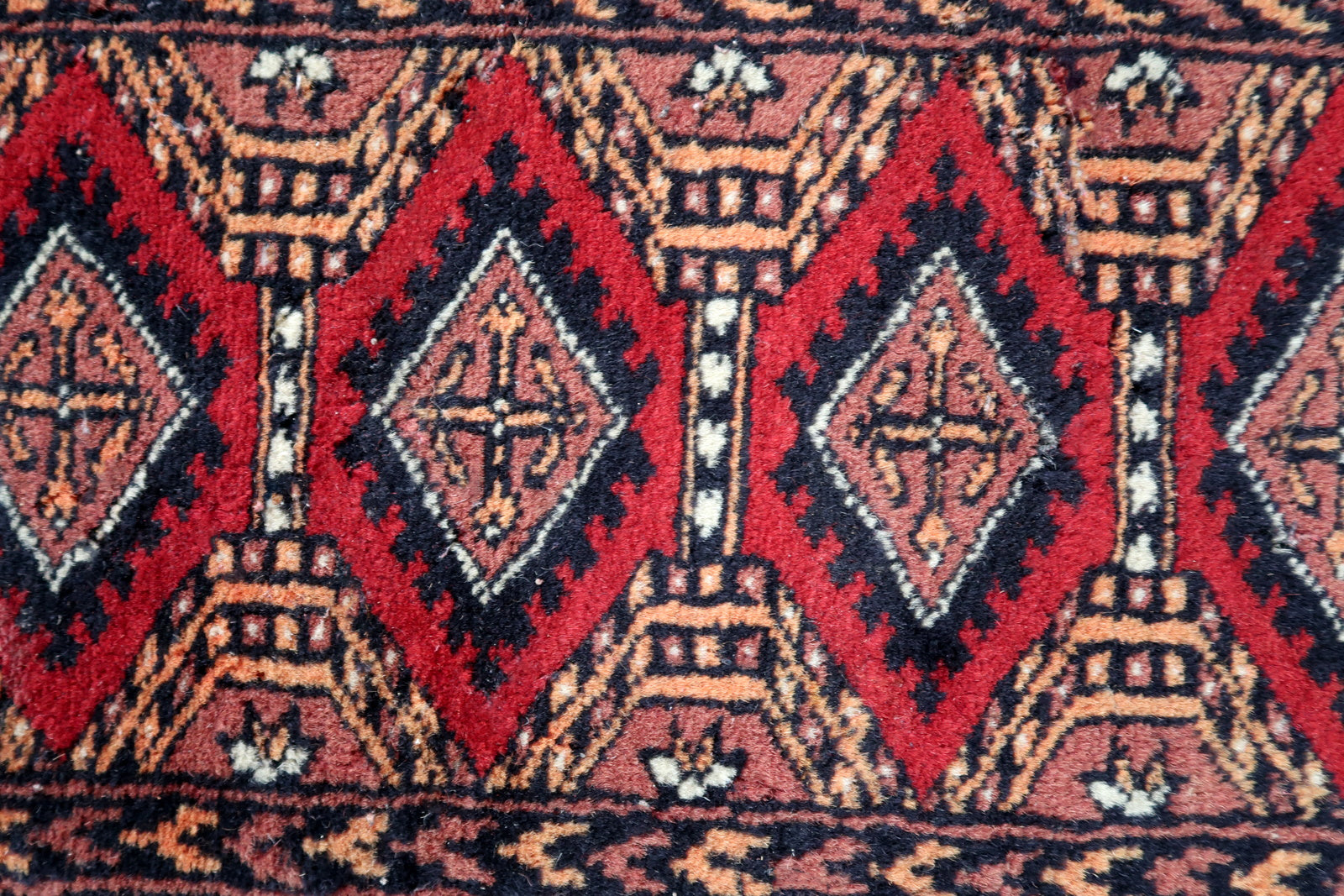 Handmade vintage Pakistani Lahore mat in traditional medallion design. The rug has been made in wool in the end of 20th century. It is in original good condition