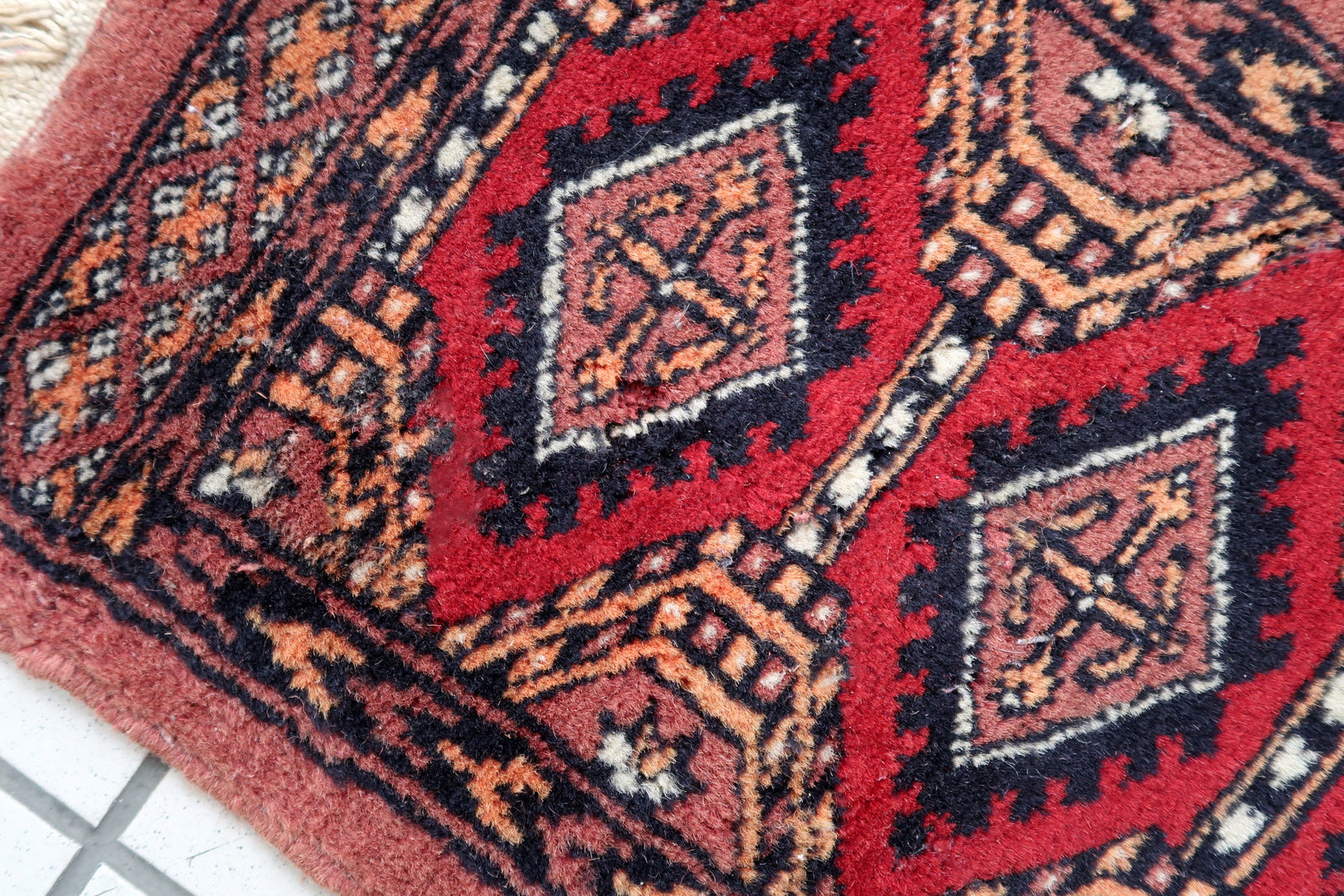 Handmade vintage Pakistani Lahore mat in traditional medallion design. The rug has been made in wool in the end of 20th century. It is in original good condition