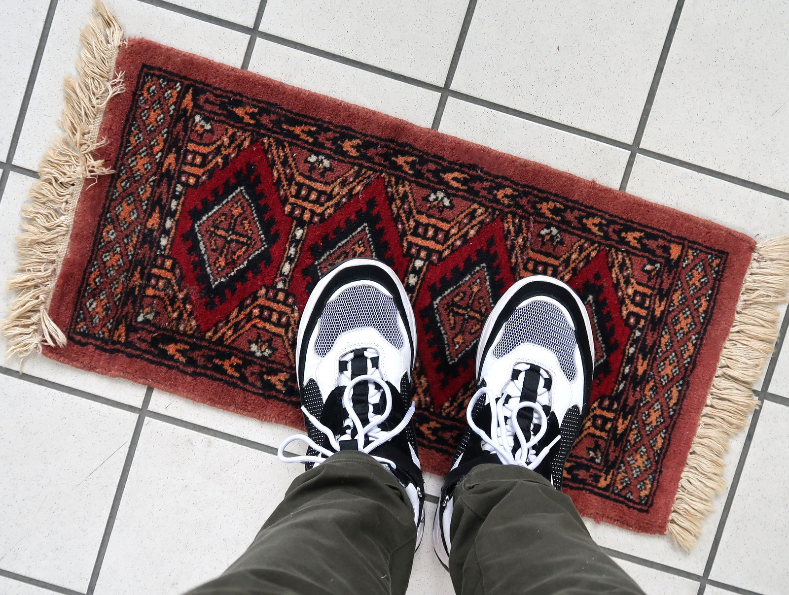 Handmade vintage Pakistani Lahore mat in traditional medallion design. The rug has been made in wool in the end of 20th century. It is in original good condition